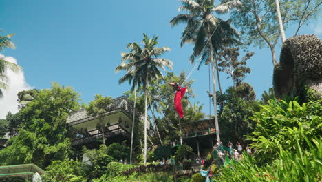 Leute-Filmen-Eine-Dame-Im-Langen-Roten-Kleid,-Die-Im-Alas-Harum-Bali-In-Indonesien-Schwingt