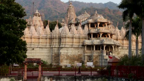 Antike,-Einzigartige-Tempelarchitektur-Mit-Strahlend-Blauem-Himmel-Am-Tag-Aus-Einem-Anderen-Blickwinkel.-Das-Video-Wurde-Am-23.-November-2023-Im-Ranakpur-Jain-Tempel-In-Rajasthan,-Indien,-Aufgenommen