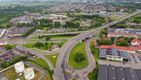 Cruce-De-Carreteras-Y-Paisaje-Urbano-De-Klaipeda,-Vista-Aérea-De-Drones