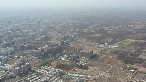 La-Cámara-Del-Dron-Se-Dirige-Cuesta-Abajo-Y-También-Se-Ve-Un-Gran-Campo-Vacío.