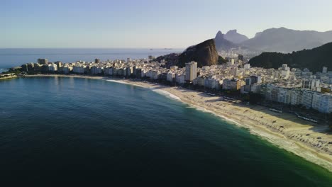 Panorama-Drohnenaufnahme-Mit-Blick-Auf-Die-Küste-Von-Copacabana,-Rio-De-Janeiro,-Brasilien