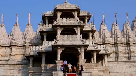 Antike,-Einzigartige-Tempelarchitektur-Mit-Strahlend-Blauem-Himmel-Am-Tag-Aus-Einem-Anderen-Blickwinkel.-Das-Video-Wurde-Am-23.-November-2023-Im-Ranakpur-Jain-Tempel-In-Rajasthan,-Indien,-Aufgenommen