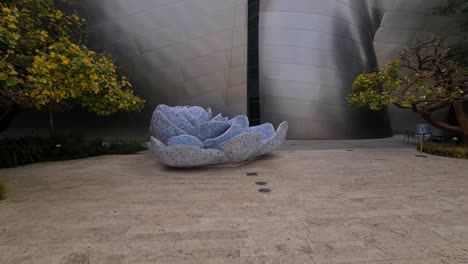 Blue-Ribbon-Garden-and-Walt-Disney-Concert-Hall-Exterior,-Los-Angeles,-California-USA