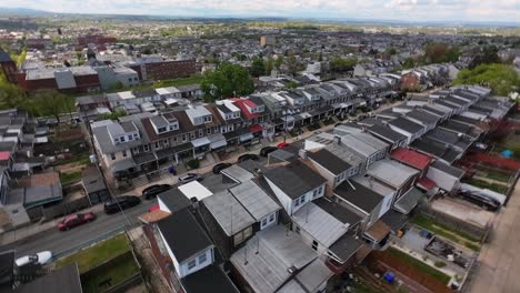 Aerial-FPV-shot-of-row-houses-in-American-city,-Reading-Pennsylvania