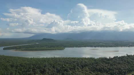 Wunderschöner-Ariel-Sommerblick-Am-Pugu-Beach-Semata,-Lundu-Sarawak