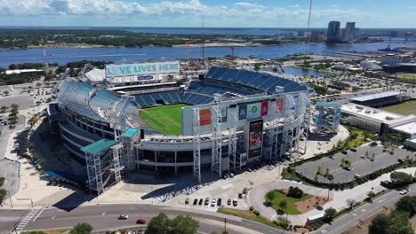 Estadio-Everbank-Con-Amor-Vive-Aquí-Valla-Publicitaria-Para-El-Mes-Del-Orgullo