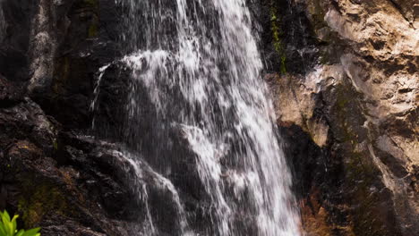 Mística-Y-Refrescante-Caminata-Por-Una-Cascada-Escondida-En-Vietnam