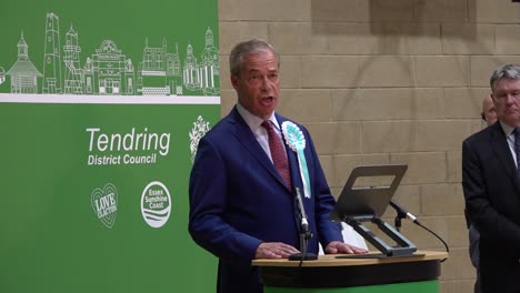 Nigel-Farage-Hält-Eine-Dankesrede-Bei-Der-Wahl-In-Clacton,-Essex,-Großbritannien