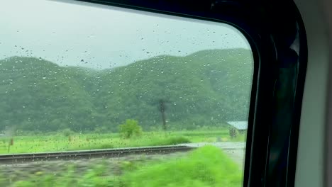 Blick-Aus-Dem-Autofenster-Auf-Vorbeifahrende-Züge