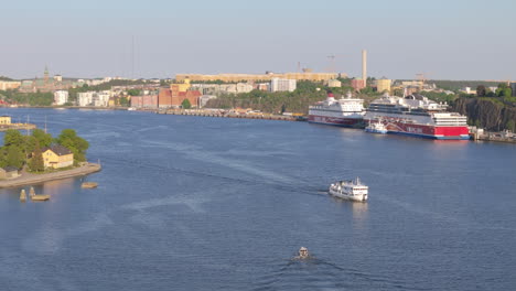 Fähre-Navigiert-Durch-Die-Saltsjön-Bucht-In-Der-Nähe-Von-Vikingterminalen-In-Stockholm,-Luftaufnahme