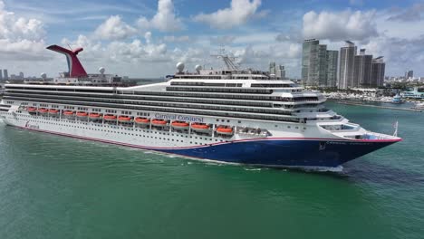 Crucero-Carnival-Conquest-Saliendo-Del-Puerto-De-Miami-Durante-La-Tarde-Brillante