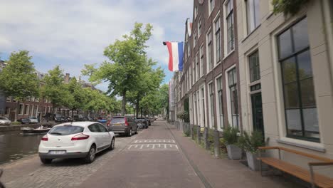 Una-Vista-De-Las-Calles-Estrechas-A-Lo-Largo-Del-Canal-Herengracht-En-Leiden,-Holanda-Del-Sur,-Países-Bajos