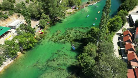 Klarer-Und-Sauberer-Fluss-Zrmanja-In-Der-Gespanschaft-Zadar,-Kroatien,-Mit-Brücke,-Kajaks-Und-Campingplätzen