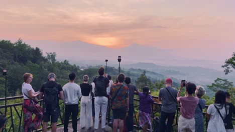 Die-Menschen-Genießen-Den-Sonnenaufgang-Am-Touristenziel-Punthuk-Setumbu