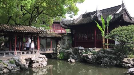 Tourists,-water-pond-in-Yuyuan-Garden-in-Shanghai,-China-and-typical-pavilions,-static-shot