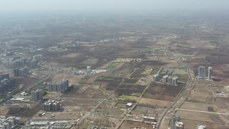 Edificios-De-Gran-Altura-Donde-Hay-Casas-De-Vecindad-Y-Sitios-De-Construcción-En-Los-Alrededores.