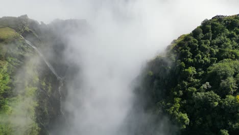 Vista-Aérea-Por-Drones-De-Las-Cataratas-Victoria-Y-Los-Arcoíris,-Entre-Zambia-Y-Zimbabwe