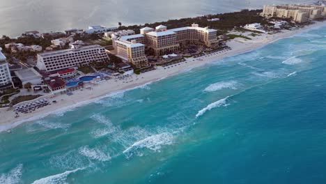 Warme-Karibische-Wellen-Spülen-An-Die-Sandstrände-Der-Resorthotels-In-Cancun