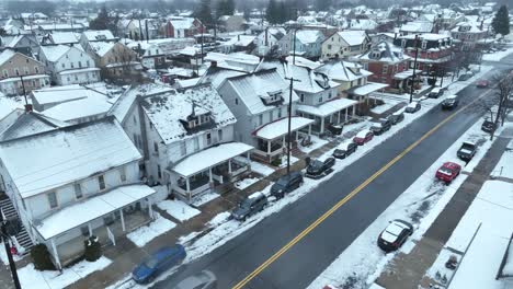 Snowy-winter-neighborhood-in-American-Town-with-driving-cars-on-street