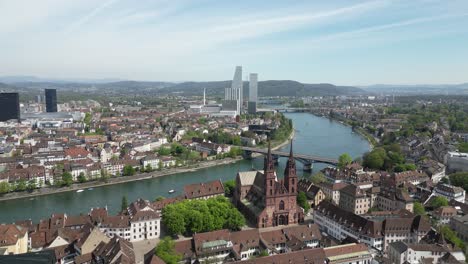 Gotische-Kathedrale-In-Der-Altstadt-Von-Basel-In-Der-Schweiz,-Europa,-Luftdrohne