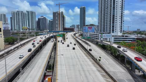 Señales-De-Tráfico-Para-El-Centro-De-Miami-Avenue-Y-Biscayne-Boulevard-En-La-Autopista-Interestatal-I-95