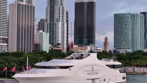 Parken-Einer-Seafair-Yacht-Auf-Dem-Dock-Vor-Der-Skyline-In-Der-Innenstadt-Von-Miami