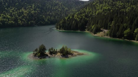 Eibsee-Bayern-Deutschland-Sonnige-Luftaufnahme-Des-Türkisfarbenen-Sees