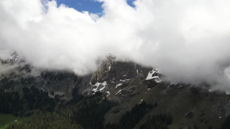 Fronalpstock-Glarus-Suiza-Antena-Con-Nubes-Esponjosas-Panorámicas-Hacia-Abajo