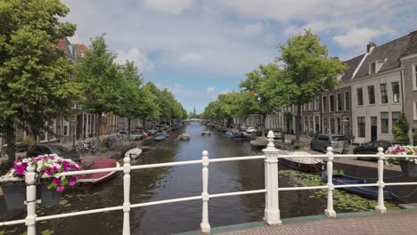 Peaceful-View-Of-The-Herengracht-Canal-In-Leiden,-South-Holland,-Netherlands