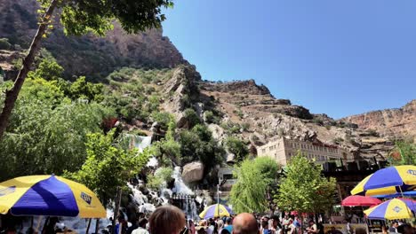 Bekhal-Waterfall-Resort-En-Kurdistán-Irak-Visto-Desde-La-Calle-Del-Mercado