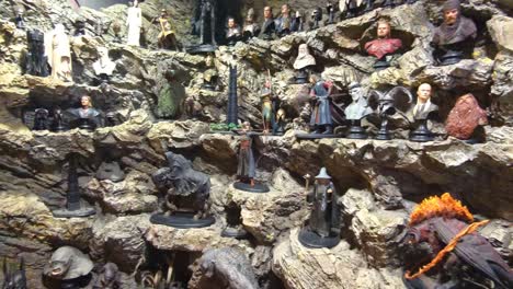 Eine-Wand-Mit-Modellen-Aus-Den-Herr-Der-Ringe-Filmen-Im-Weta-Cave-Museum-In-Wellington,-Neuseeland-Aotearoa