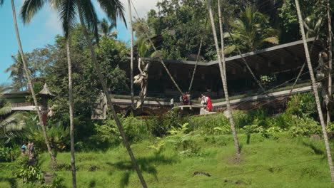 Famoso-Swing-De-Bali-A-Través-De-Imponentes-Cocoteros-En-Alas-Harum-Bali-En-Indonesia