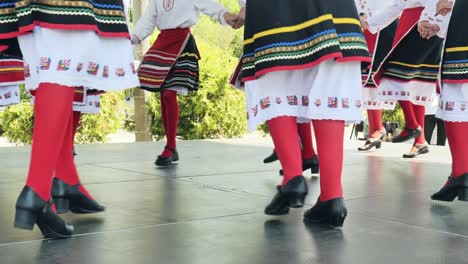 Sommerfestival-Mit-Traditionellen-Bulgarischen-Volkstänzen-Und-Choreographien-Für-Die-Fußarbeit-Der-Mädchen