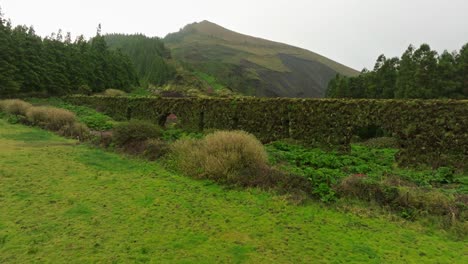 Alte-Portugiesische-Mauer-In-Sao-Miguel,-Azoren,-Grüne-Berglandschaft,-Drohnenansicht