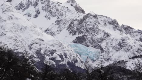 Montañas-Cubiertas-De-Nieve-Con-El-Hielo-Azul-Del-Glaciar-Piedras-Blancas-En-La-Distancia,-Chalten,-Patagonia