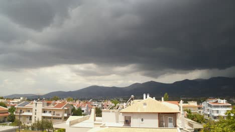 Panorámica-Lenta,-Imágenes-Panorámicas-De-Pesadas-Nubes-Negras-Sobre-La-Montaña-Parnitha,-Grecia-4k