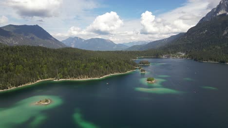 Eibsee-Bayern-Alemania-Antena-De-Islas-En-El-Hermoso-Lago-Vuelo-Lateral