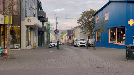 Calle-Tranquila-En-Reykjavik-Y-Grúa-De-Construcción-Costera-Distante,-Islandia