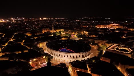 Toma-Aérea-Que-Muestra-Gráficos-Que-Se-Muestran-En-El-Estadio-De-Nimes-En-Un-Festival.