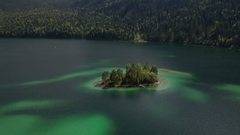 Eibsee-Bayern-Deutschland-Luftaufnahme-Kleine-Insel-Im-Wunderschönen-See