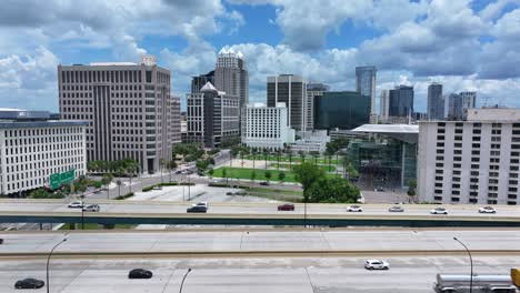 El-Centro-De-Orlando,-Con-Edificios-De-Gran-Altura,-Autopistas-Transitadas-Y-Espacios-Verdes-Urbanos,-Que-Capturan-El-Vibrante-Paisaje-Urbano.