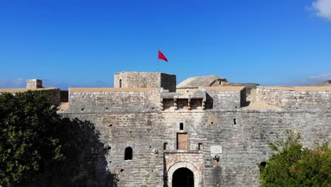 Die-Festung-Von-Porto-Palermo-Zeichnet-Sich-Durch-Ihre-Beeindruckende-Dreieckige-Form-Aus