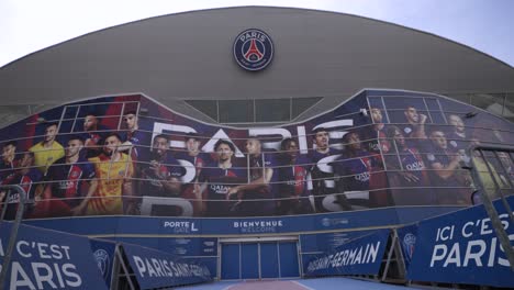 Estadio-Parc-Des-Princes,-Sede-Del-Equipo-De-Fútbol-Paris-Saint-Germain,-Entrando-Por-La-Puerta-L,-Muñeca-En-Tiro