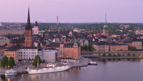 Vista-Aérea-Crepuscular-Del-Horizonte-De-Estocolmo-Con-Tráfico-En-Centralbron