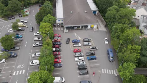 Drone-view-of-Lidl-supermarket-and-carpark-in-Okehampton,-Devon,-UK,-captured-in-July-2024