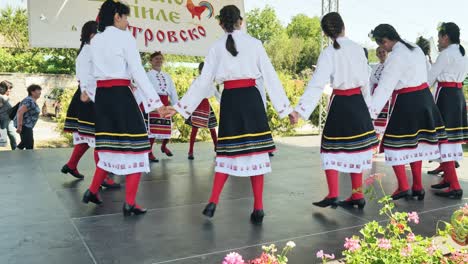 Grupo-De-Danza-Folclórica-Búlgara-De-Damas-Realiza-Horo-En-Un-Festival-Al-Aire-Libre