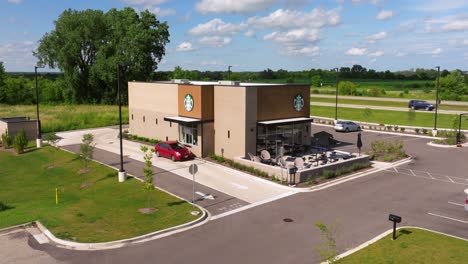 Cliente-De-Starbucks-Esperando-Un-Pedido-De-Café-En-El-Drive-Thru