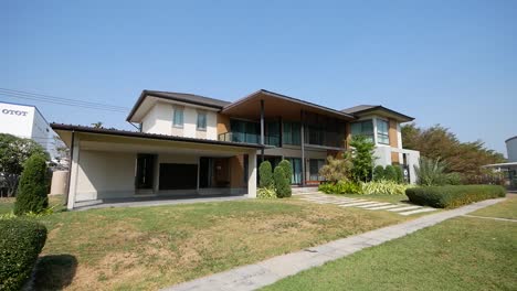 Casa-Espaciosa-Y-Moderna-Con-Grandes-Ventanales-Y-Balcón-Impresionante-Casa-Con-Hermosas-Vistas-Y-Mucha-Luz-Natural-Lujosa-Residencia-Con-Acabados-De-Alta-Gama-Y-Comodidades-Modernas