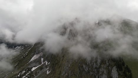 Fronalpstock-Glaris-Suiza-Vista-Aérea-Estática-Mientras-Las-Nubes-Pasan