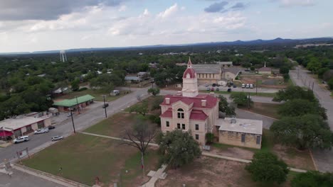 Aerial-video-of-the-Bandera-County-Courthouse-in-Bandera-Texas-shot-in-Point-of-Interest-rotating-clockwise